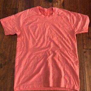 Lululemon coral top! Excellent used condition.